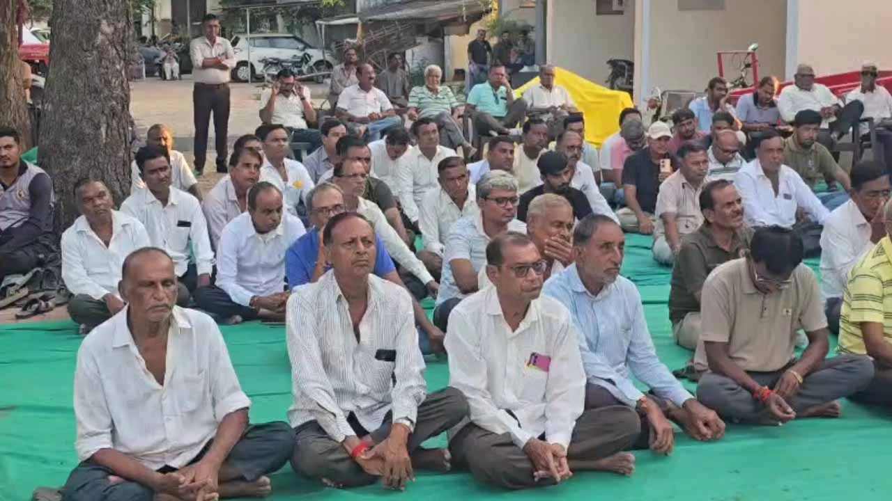 Farmers' society meeting held in Olpad, Surat