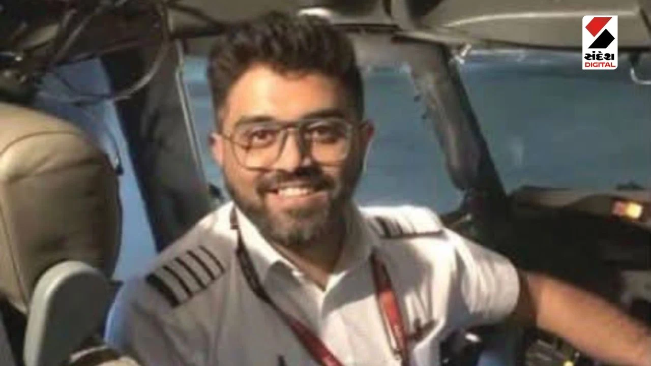 Bhavnagar News: Morari Bapu Honors Captain Smit with Rs 21 Lakhs for Saving 180 Lives