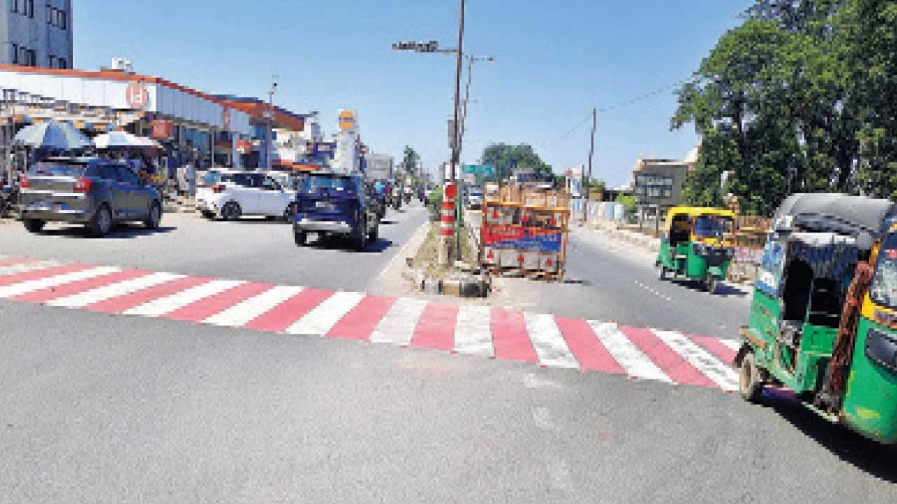 ડભોઇ-શિનોર ચોકડી પર વાહનચાલકોની સલામતી માટે ઝેબ્રાક્રોસિંગ અને સ્પીડ બ્રેકર મુકાયા.