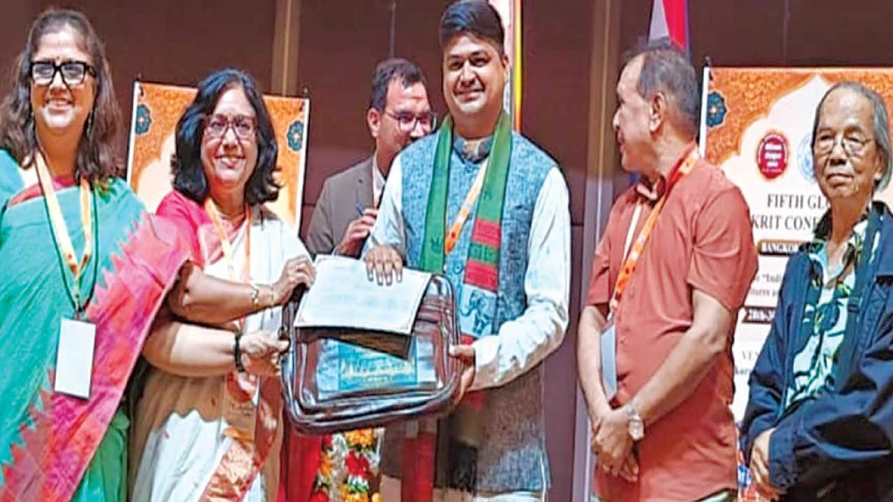 Godhra: પ્રોફેસરનું આંતરરાષ્ટ્રીય સંસ્કૃત રત્નથી સન્માન કરાયું