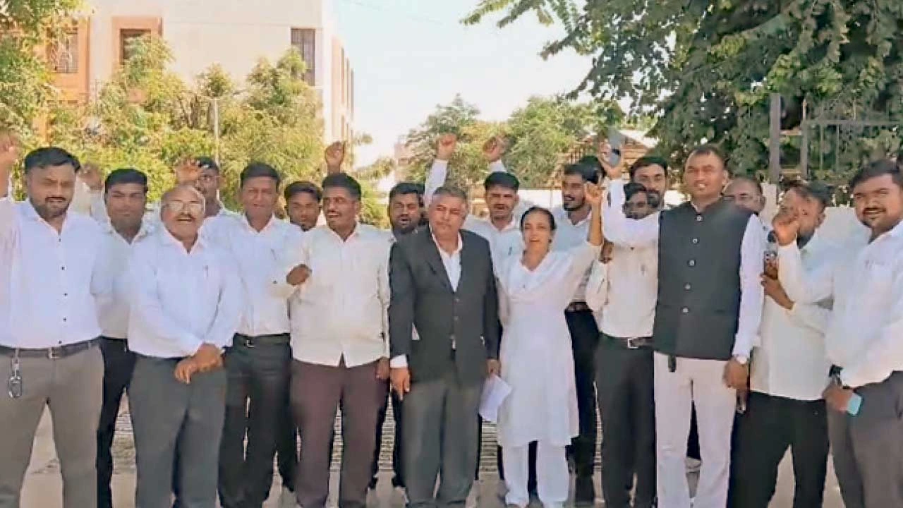Vav-tharad : ભાભર બાર એસોસિએશન અચોક્કસ મુદ્દતની હડતાળ પર
