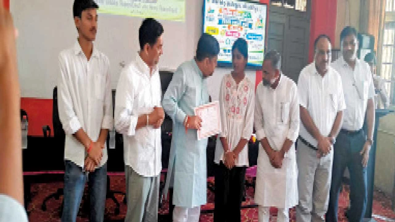 Chhota udepur : જિલ્લાકક્ષાની વકતૃત્વ સ્પર્ધામાં કોસીન્દ્રાની વિદ્યાર્થિની પ્રથમ