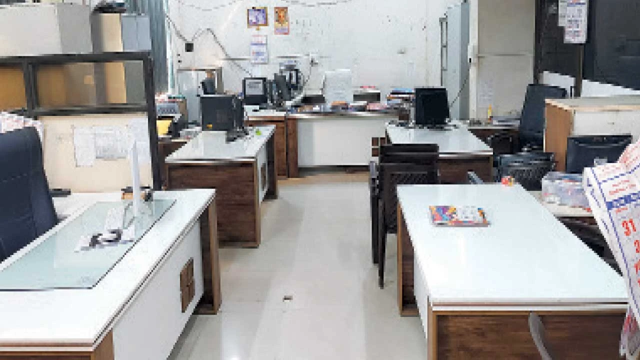 Vadodara: ડભોઈ સેવાસદનમાં મહેસૂલી કર્મચારીઓની હડતાળથી કામગીરી ઠપ્પ