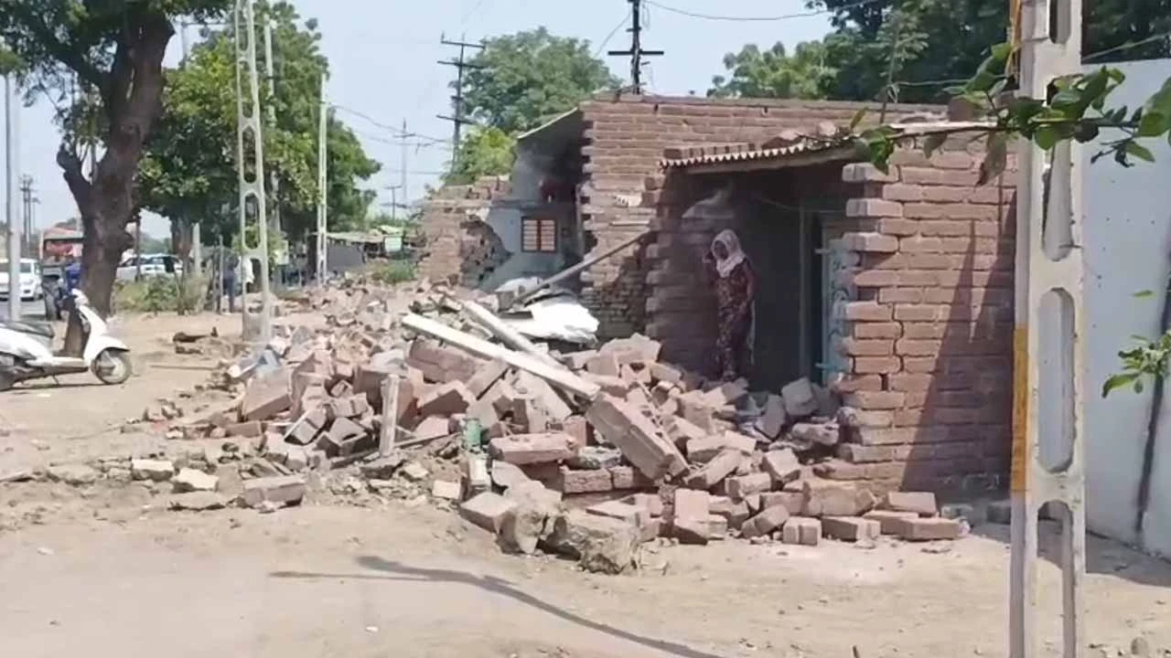 Demolition of the administrative system in Amreli