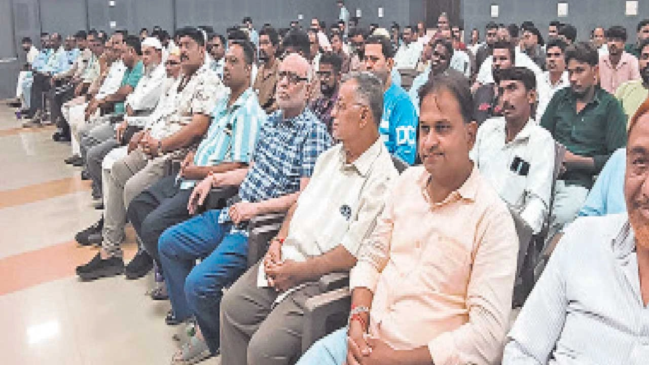 ગોધરામાં નવરાત્રીની તૈયારી: SPએ ગરબા આયોજકો અને શાંતિ સમિતિ સાથે સુરક્ષા અંગે કરી બેઠક