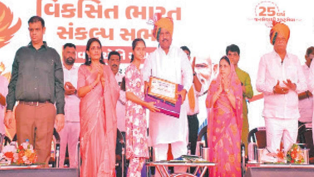 મહીસાગર: લુણાવાડામાં PM મોદીના જાહેર સેવાના 25 વર્ષની ઉજવણી, સેવા જ્યોતિ યાત્રા યોજાઈ