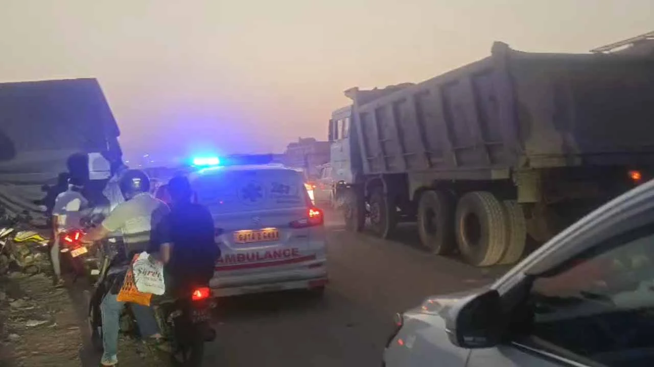 Traffic stopped on Ahmedabad-Rajkot highway
