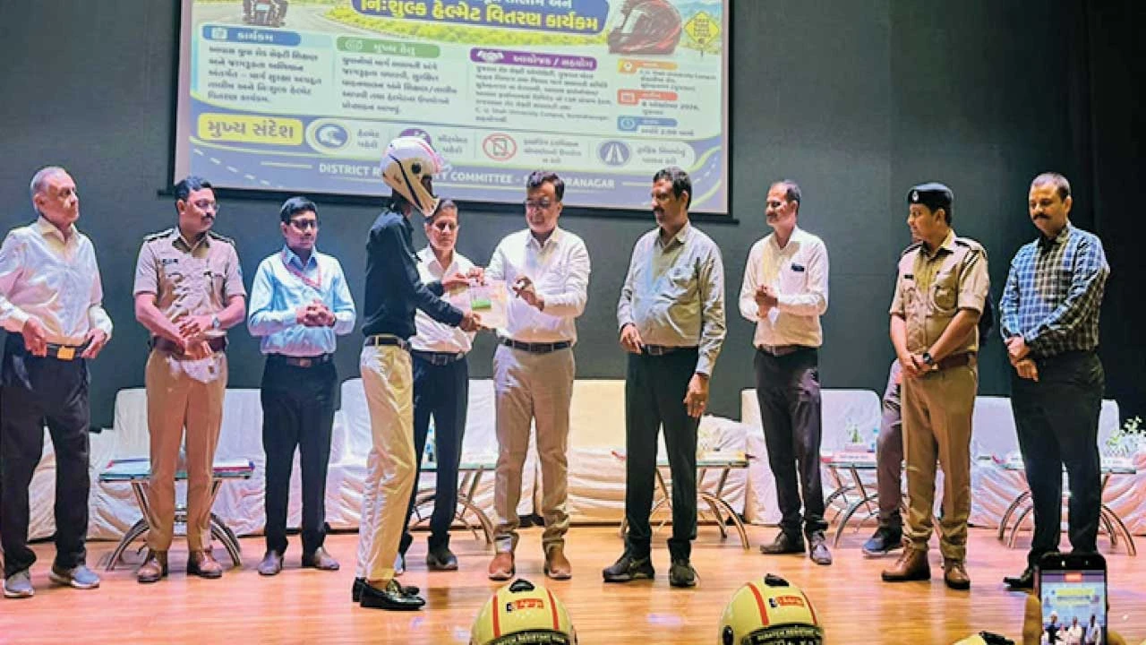 સુરેન્દ્રનગર: 500 વિદ્યાર્થીઓને માર્ગ સુરક્ષા અગ્રદૂત તરીકે તાલીમ અપાઈ, હેલ્મેટનું મહત્વ સમજાવ્યું