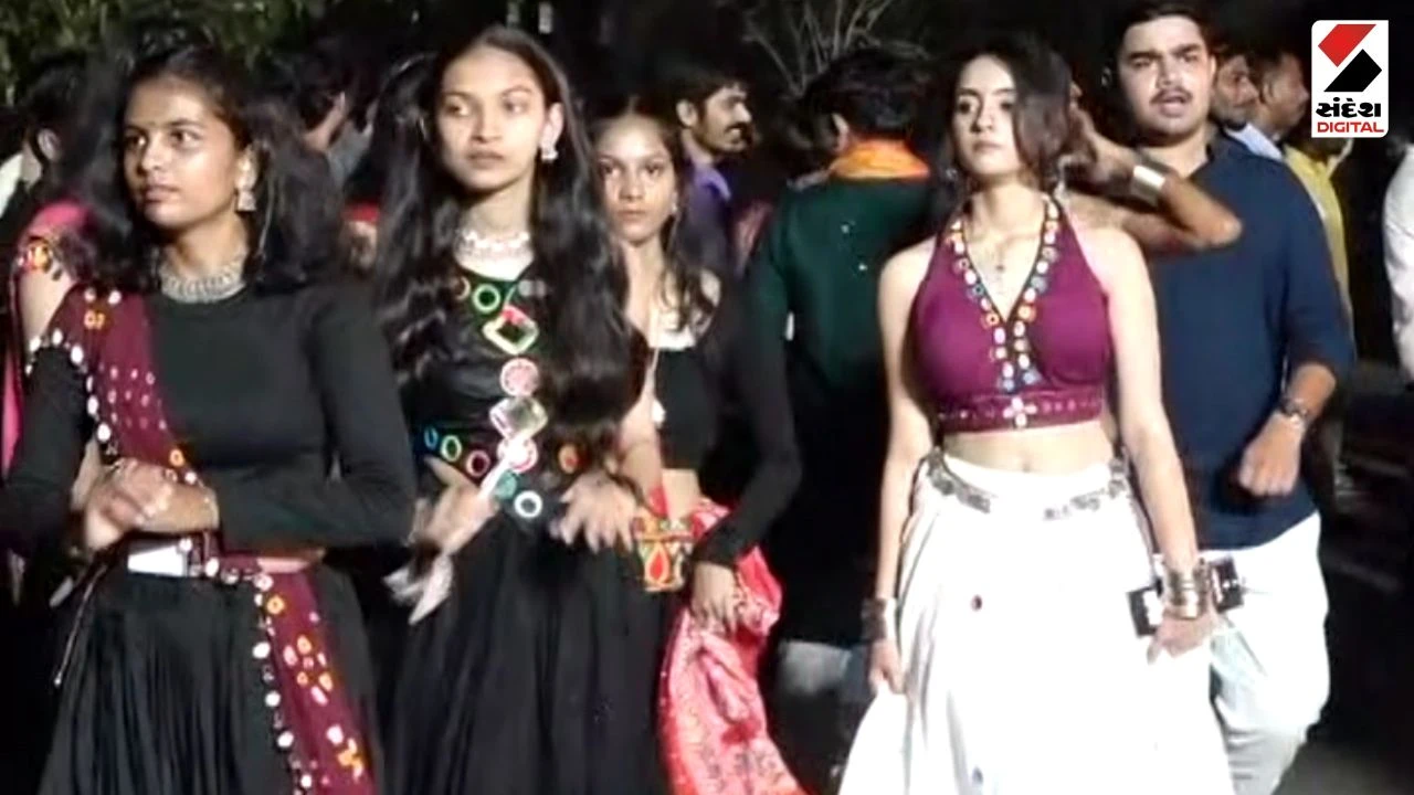 Surat News: Garba Fever Begins Early as Youths Groove at 'Before Navratri' Event in Traditional Attire