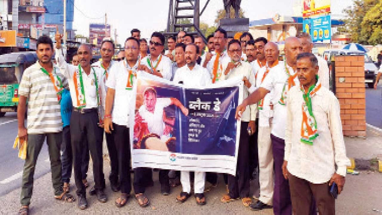 Vadodara: Congress protests against BJP govt and election process in Padra