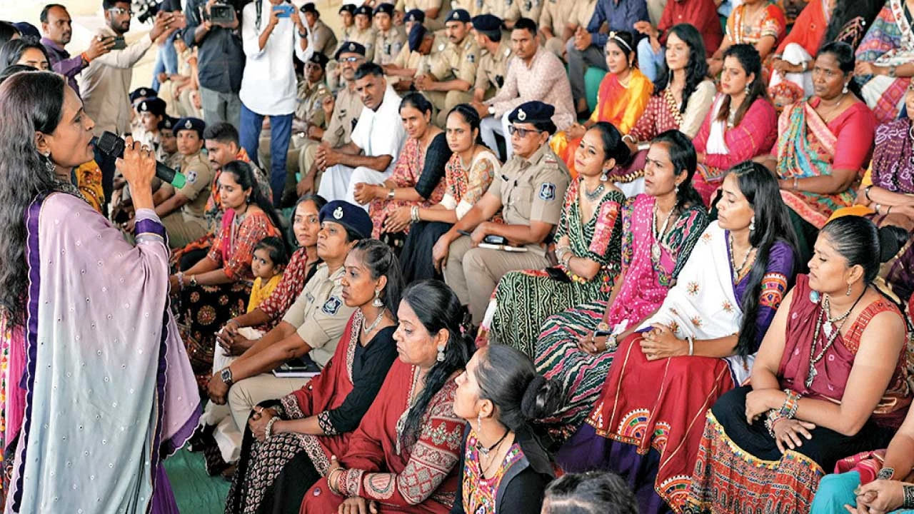Ahmedabad : નવરાત્રિમાં 14,000 પોલીસ કર્મીઓ,AI અને ડ્રોનથી ગરબા ગ્રાઉન્ડ પર બાજ નજર