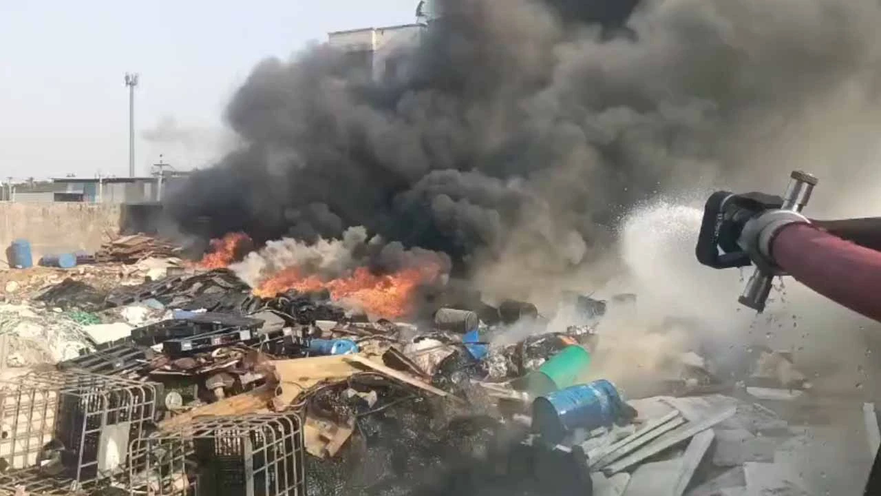Ankleshwar: Massive fire breaks out in scrap godown