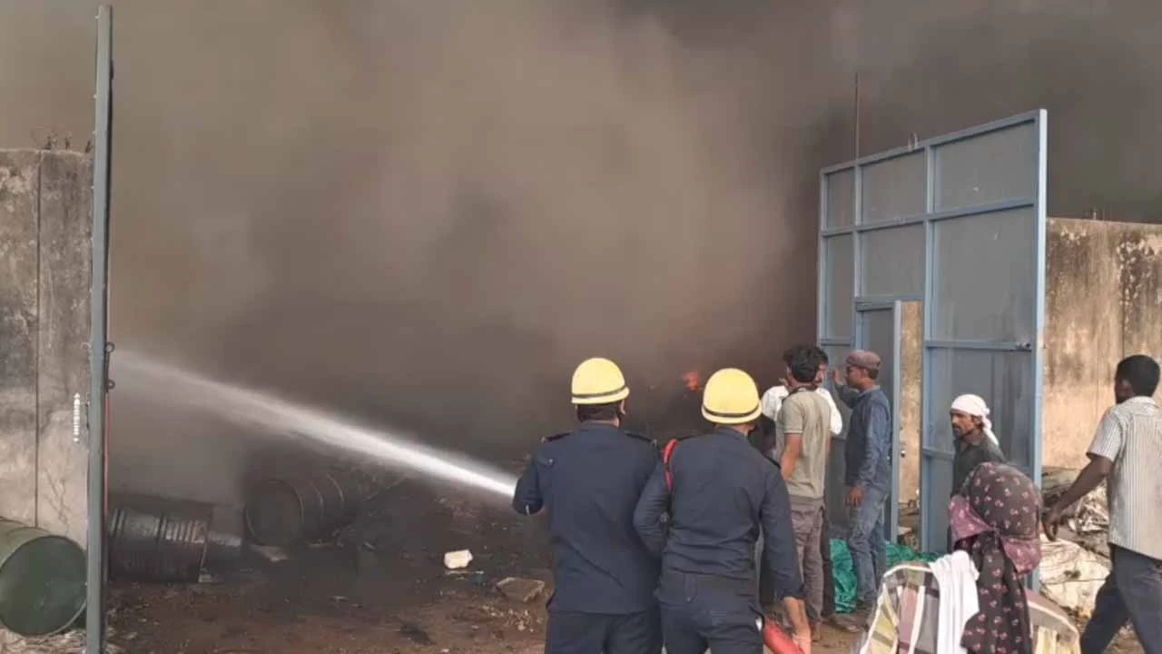 Ankleshwar: Massive fire breaks out in scrap godown