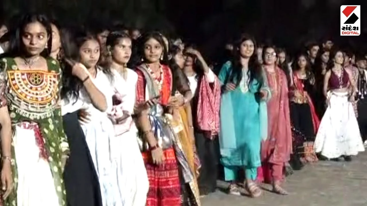 Surat News: Garba Fever Begins Early as Youths Groove at 'Before Navratri' Event in Traditional Attire