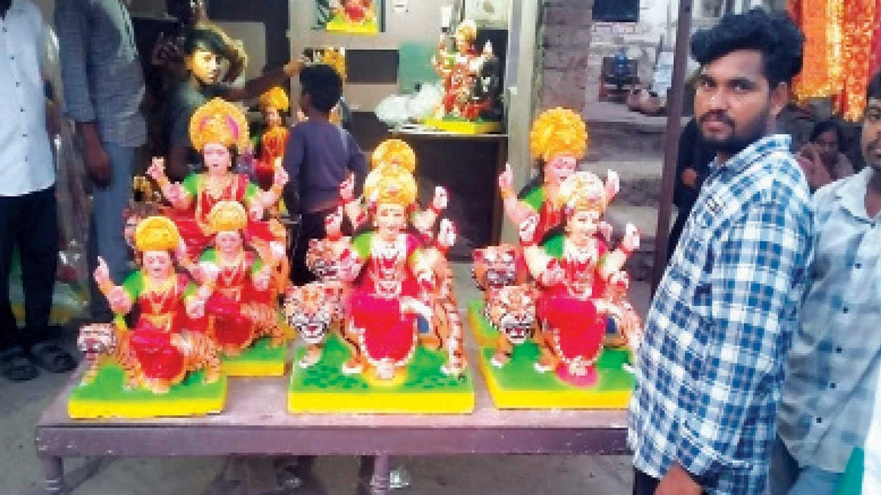છોટા ઉદેપુરના નસવાડીમાં માટીની ગરબીઓ અને માતાજીની મૂર્તિઓનું ધૂમ વેચાણ