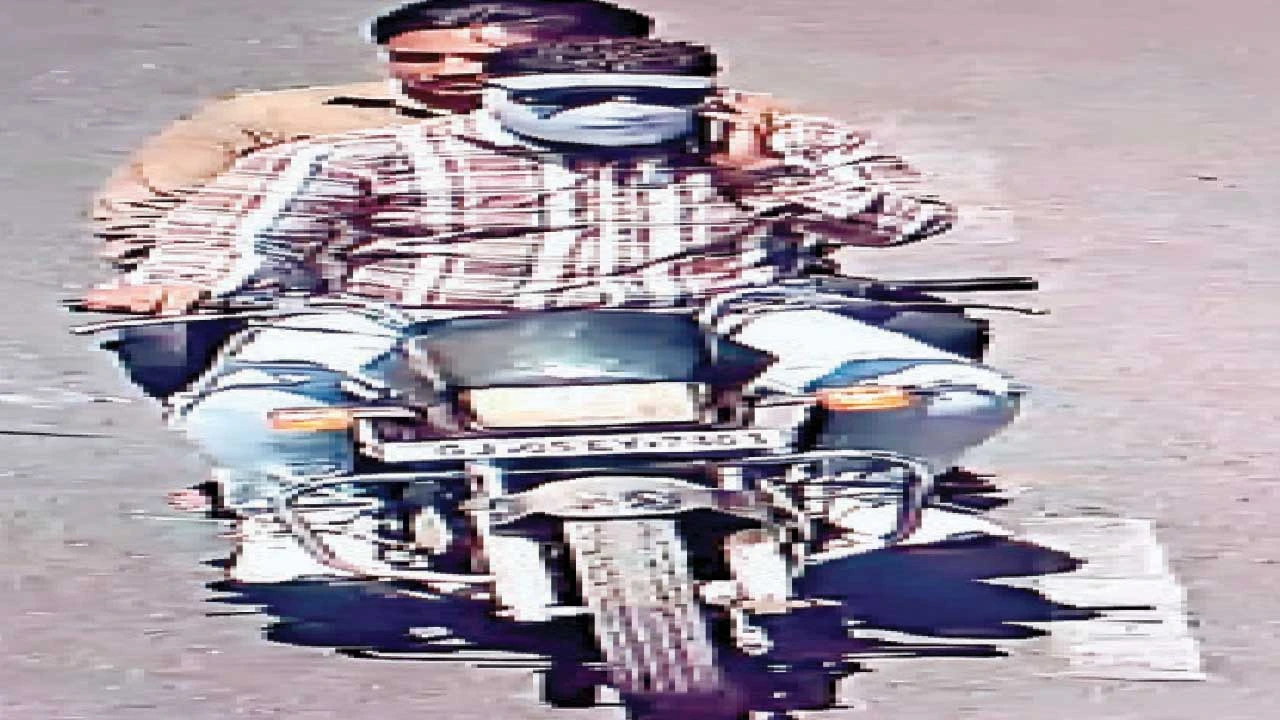 રાજકોટમાં બાઈક સવાર મામા-ભાણેજ પાસેથી રૂ. 11 લાખની લૂંટ