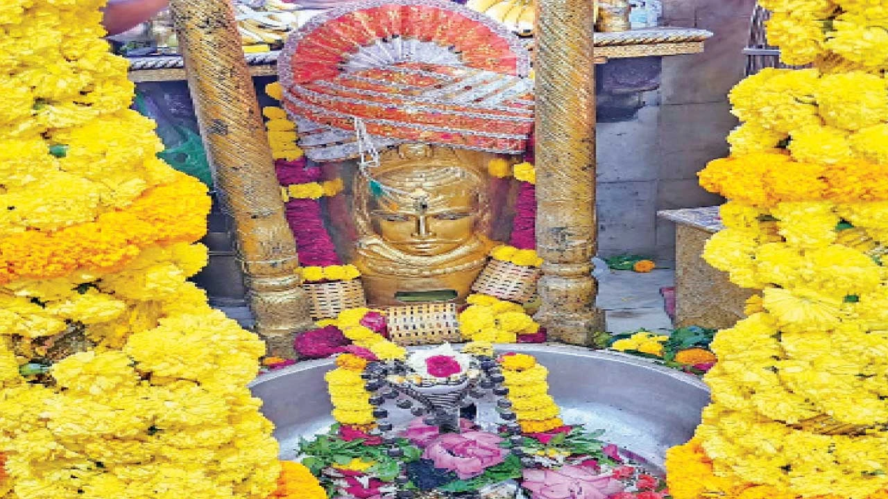 વડોદરાના કરનાળી કુબેર ભંડારી મંદિરે સર્વપિતૃ અમાસ નિમિત્તે હજારો ભક્તો ઉમટ્યા