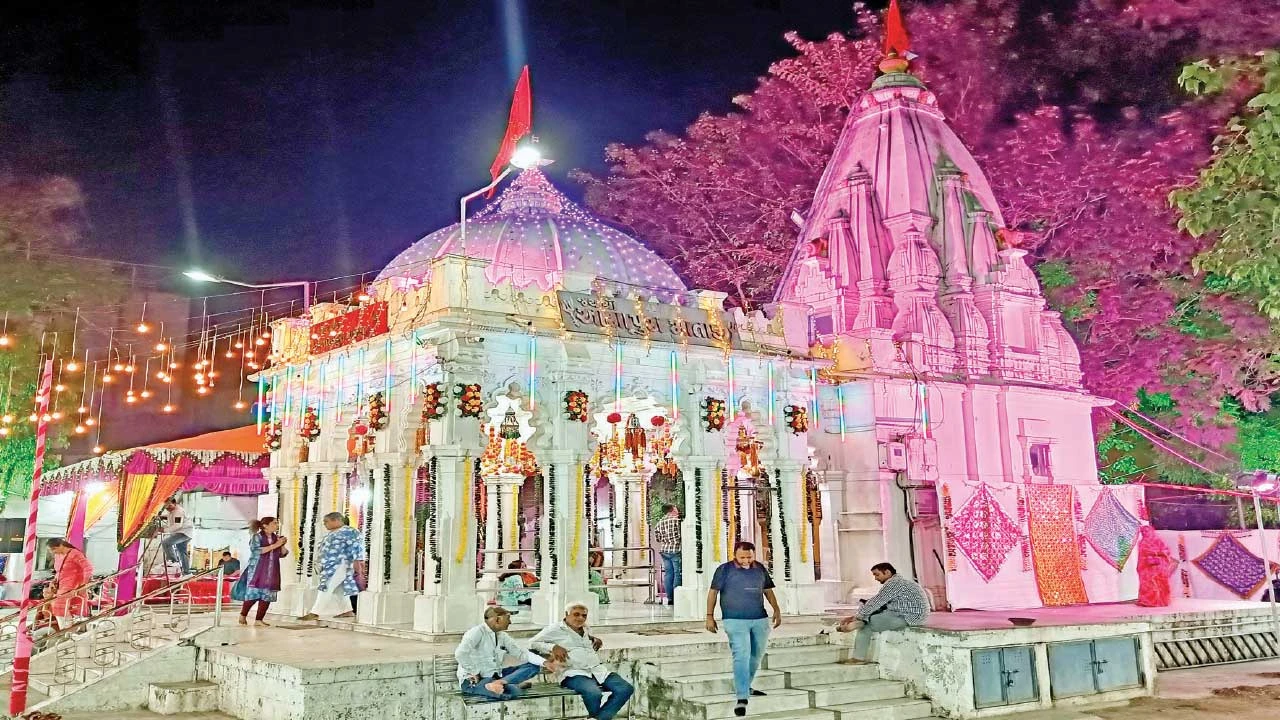 રાજકોટ: નવરાત્રિ પૂર્વ સંધ્યાએ આશાપુરા મંદિર રોશનીથી ઝગમગ્યું, 75 વર્ષથી મહોત્સવની ઉજવણી