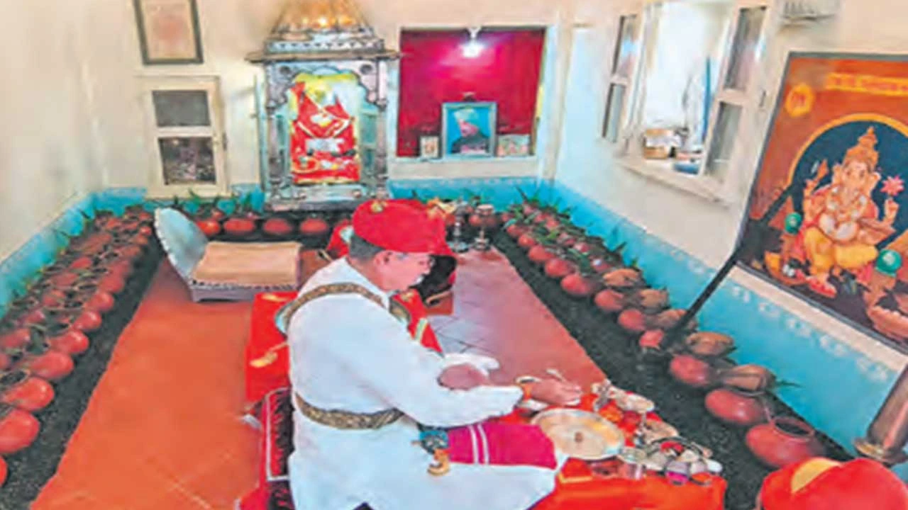 મહીસાગર: લુણાવાડાના 557 વર્ષ જૂના માં ભુવનેશ્વરી મંદિરમાં 64 જોગણી કુંભની સ્થાપના