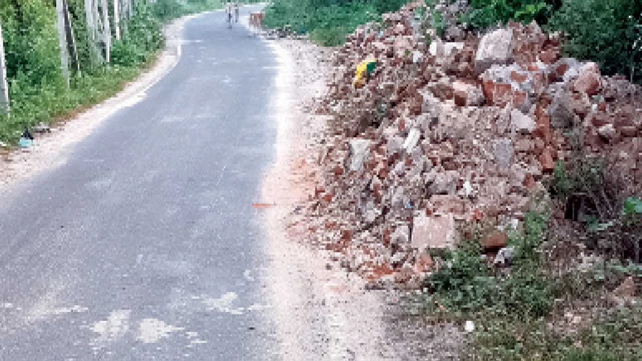 Vadodara: Sankheda bypass road faces accident risk due to garbage piles