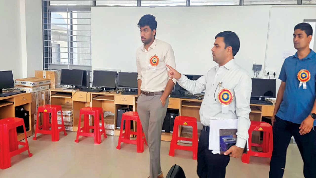 છોટાઉદેપુરના નસવાડી એકલવ્ય સ્કૂલને MGVCL દ્વારા કમ્પ્યુટરની ભેટ