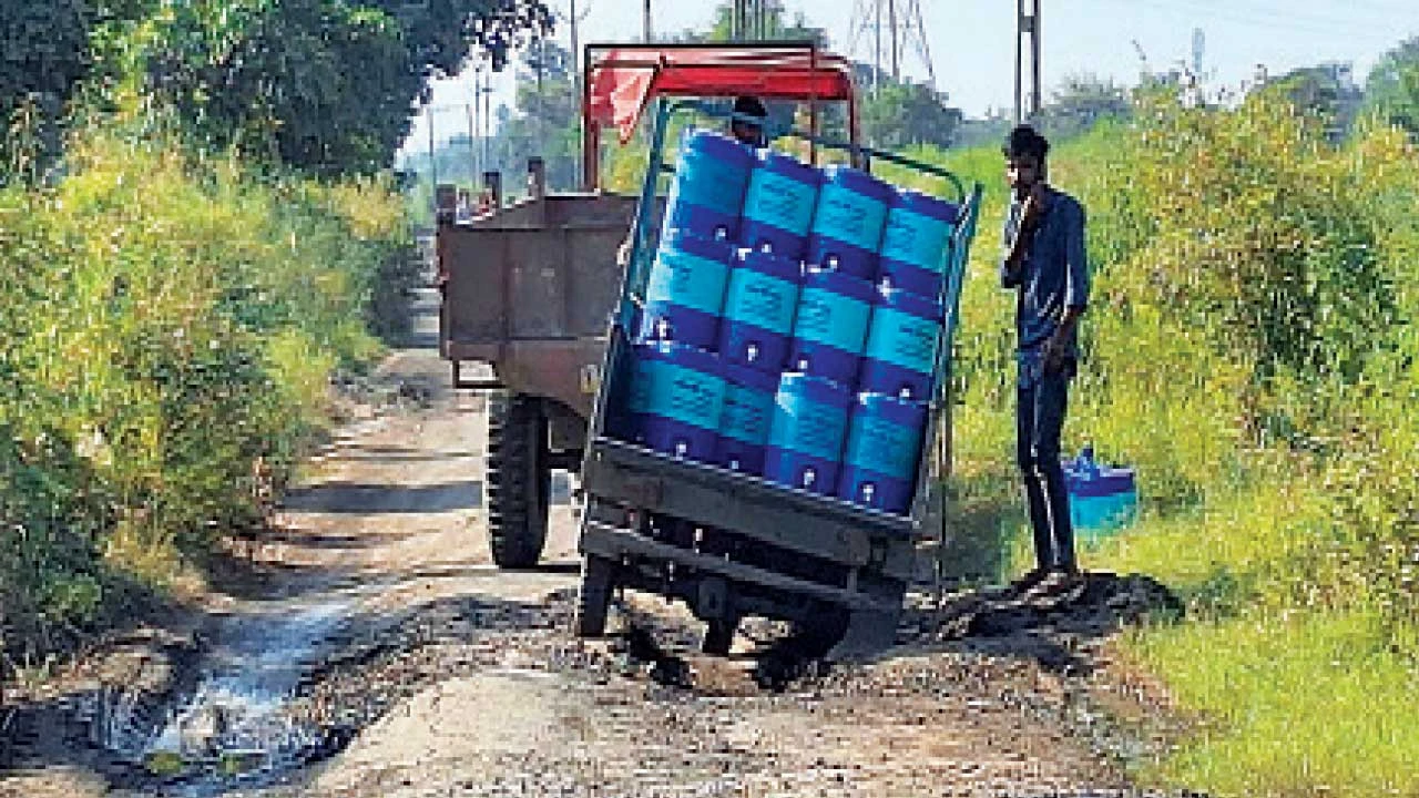 Panchmahal : જબુગામ-કાંટવા માર્ગ પર અઢી ફૂટ ઊંડા ખાડામાં છકડો ફસાયો