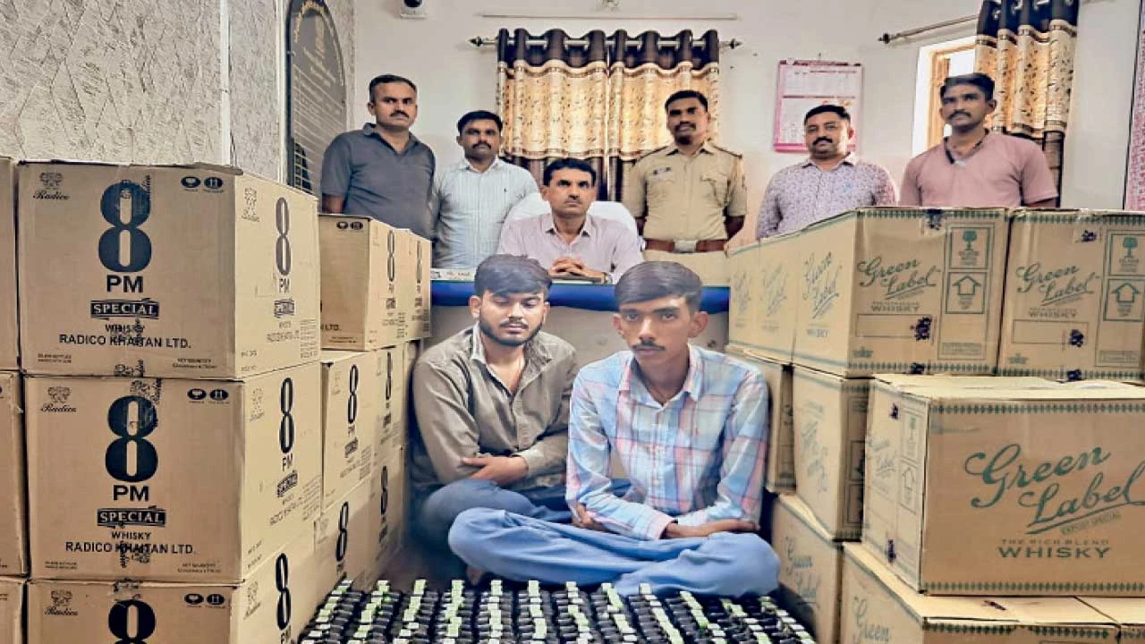 સુરેન્દ્રનગર: દારૂ ભરેલી કાર મૂકી નાસતા રાજસ્થાનના બે શખ્સો ઝડપાયા