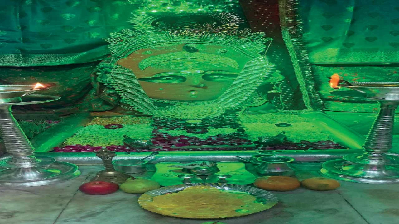 Junagadh : ગિરનાર અંબાજી મંદિરમાં શ્રદ્ધાનું ચીરહરણ, માતાજીને પ્લાસ્ટિકની ડિશમાં જલેબીનો ભોગ