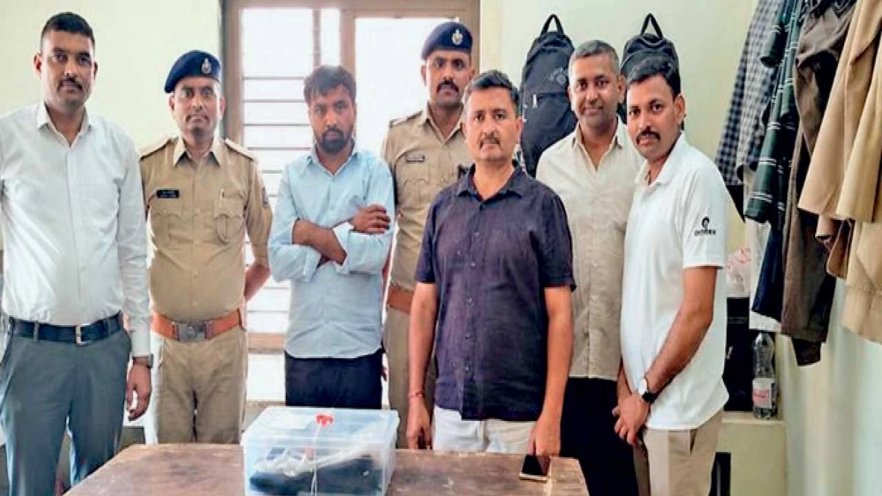 Palanpur : નજીક અરાવલી ટ્રેનમાંથી નકલી ટીટી ઝડપાયો