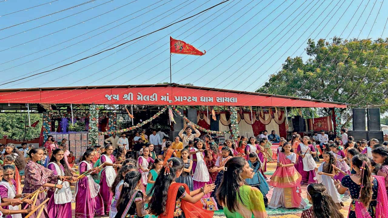 Sayla : સાયલાના પ્રાગટય મેલડી માતાજીના સ્થાનકે ગામની બાળ જગદંબાઓ ગરબે ઘૂમી