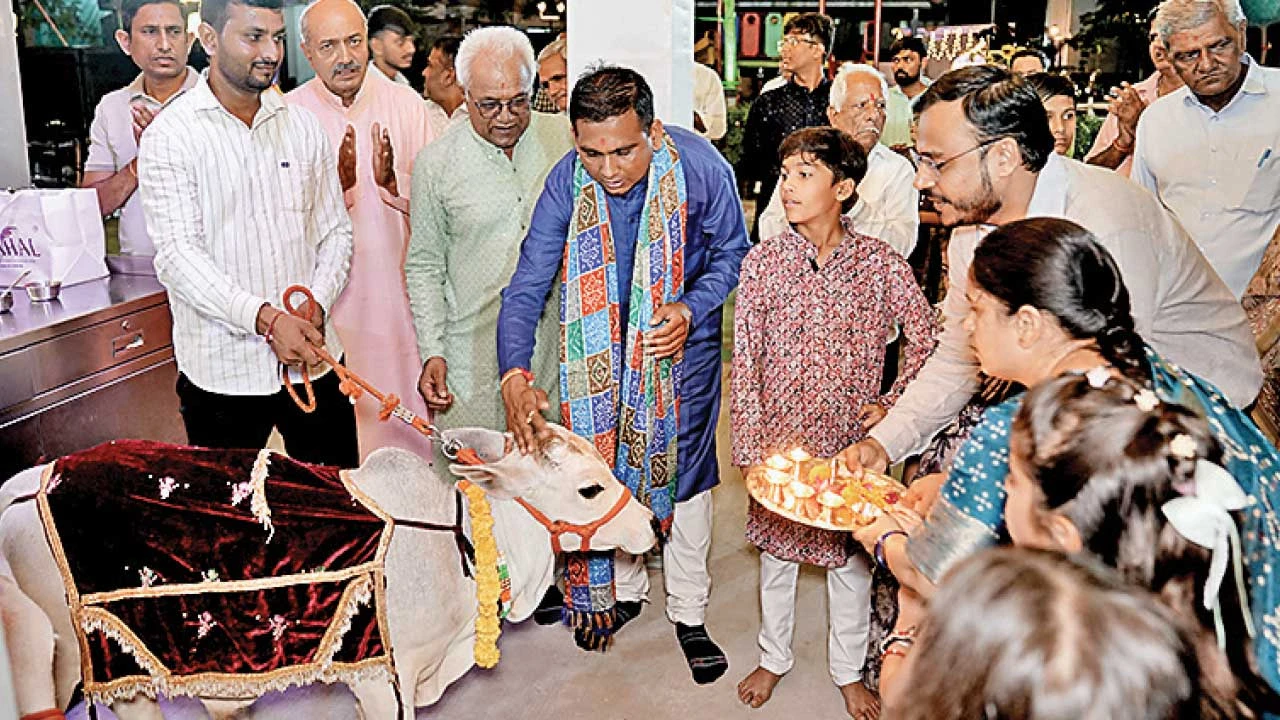 Palanpur : ની અક્ષરધામ-4 માં ગૌપૂજન સાથે શેરીગરબા
