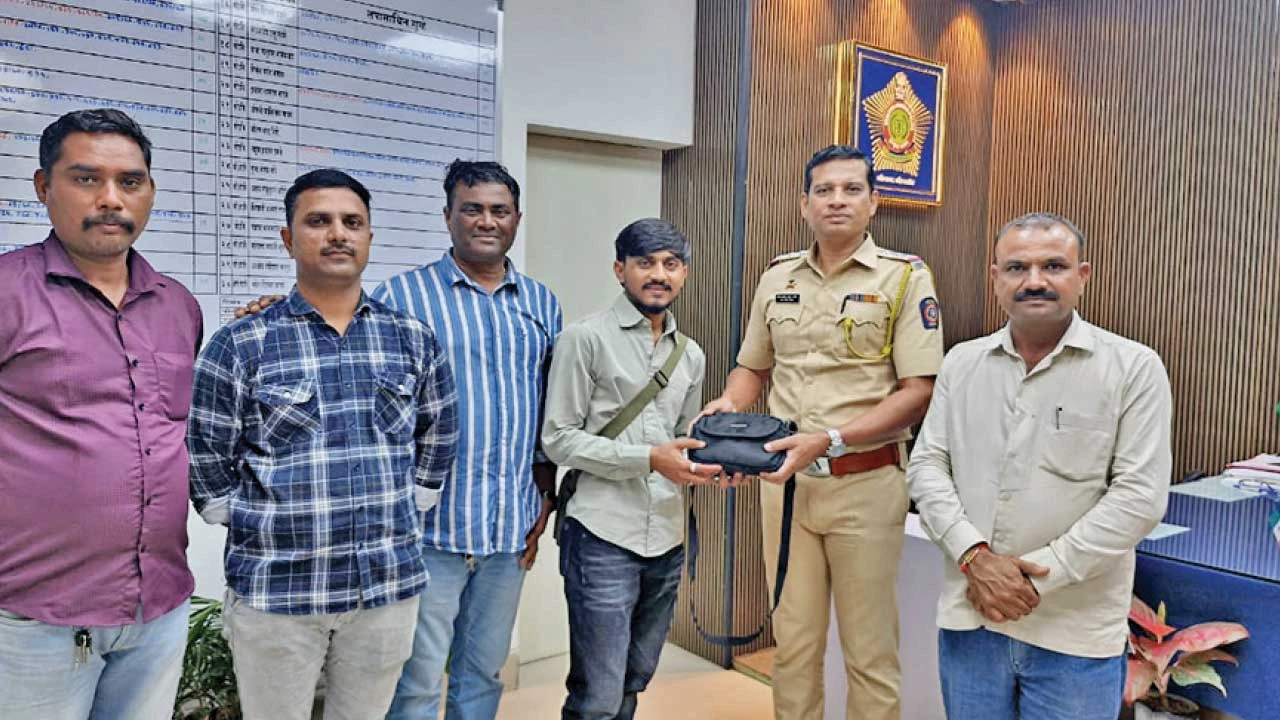 Gandhinagar : મુંબઈ ટેક્સીમાં રહી ગયેલો પાસપોર્ટ યુવકને 24 કલાકમાં પરત મળ્યો
