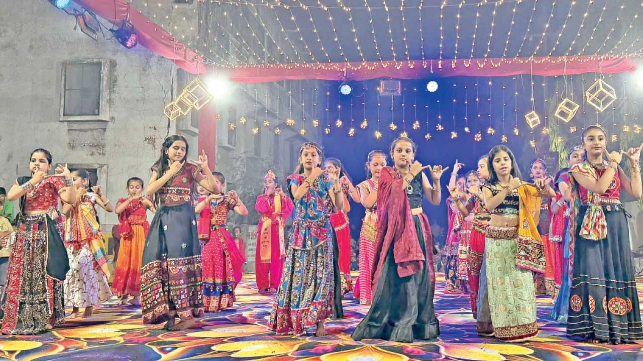 Rajkot : પ્રાચીન પરંપરાની આસ્થા, અર્વાચીન ગરબીનો રંગઃ રાજકોટમાં રાસ ગરબાની જમાવટ