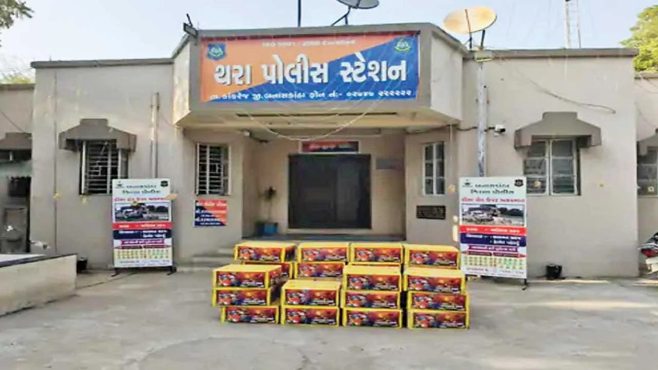 Banaskantha : થરામાં ભોંયરામાં છુપાવેલા રૂપિયા 3.66 લાખનાં ફટાકડા ઝડપાયા