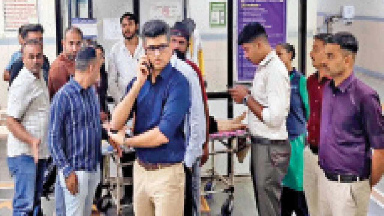 Rajkot : ખૂન અને લૂંટના આરોપીનો પોલીસ ઉપર હુમલો, પીએસઆઈએ પગમાં ગોળી મારી