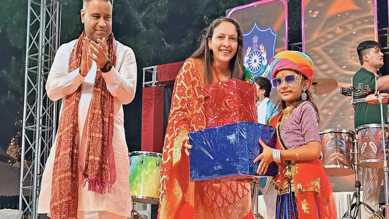 Tharad : થરાદ પોલીસ સ્ટેશનના ગરબામાં વિજેતા ખેલૈયાઓને પ્રોત્સાહક ઇનામનું વિતરણ