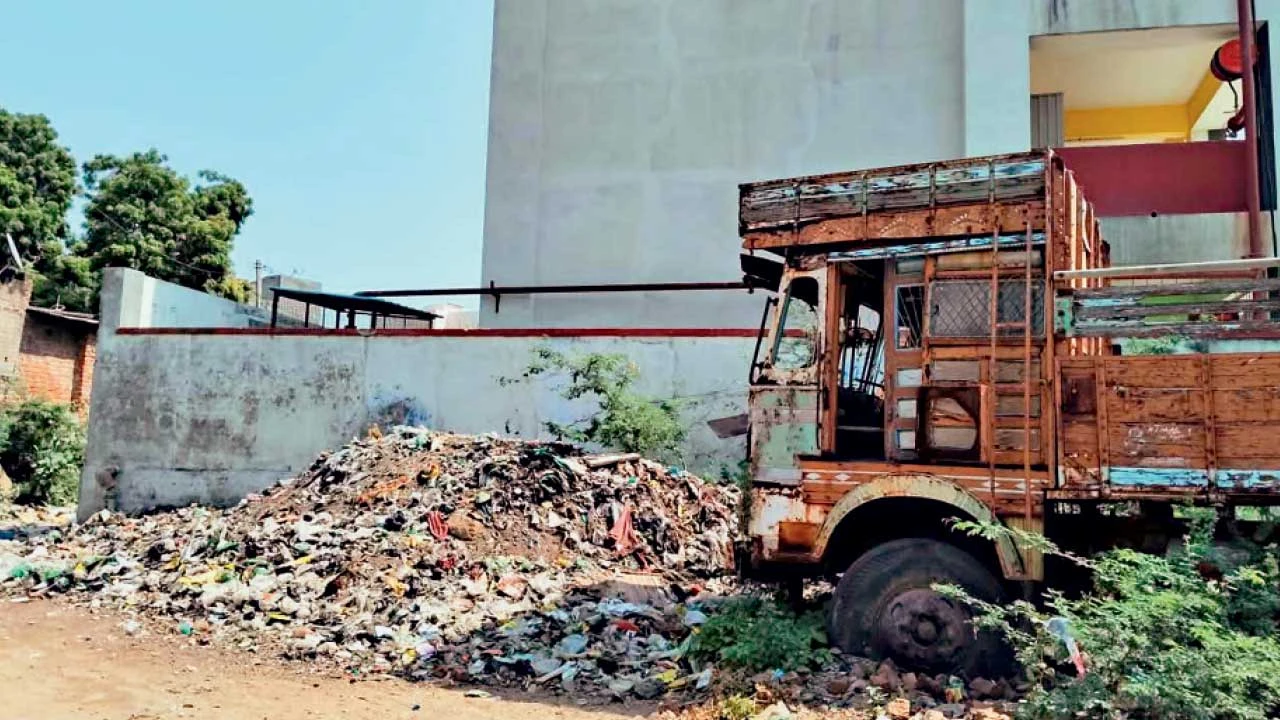 Mandal : માંડલમાં PM શ્રી પ્રાથમિક શાળાની પાસે કચરાના ઢગ ખડકાતા રોષ
