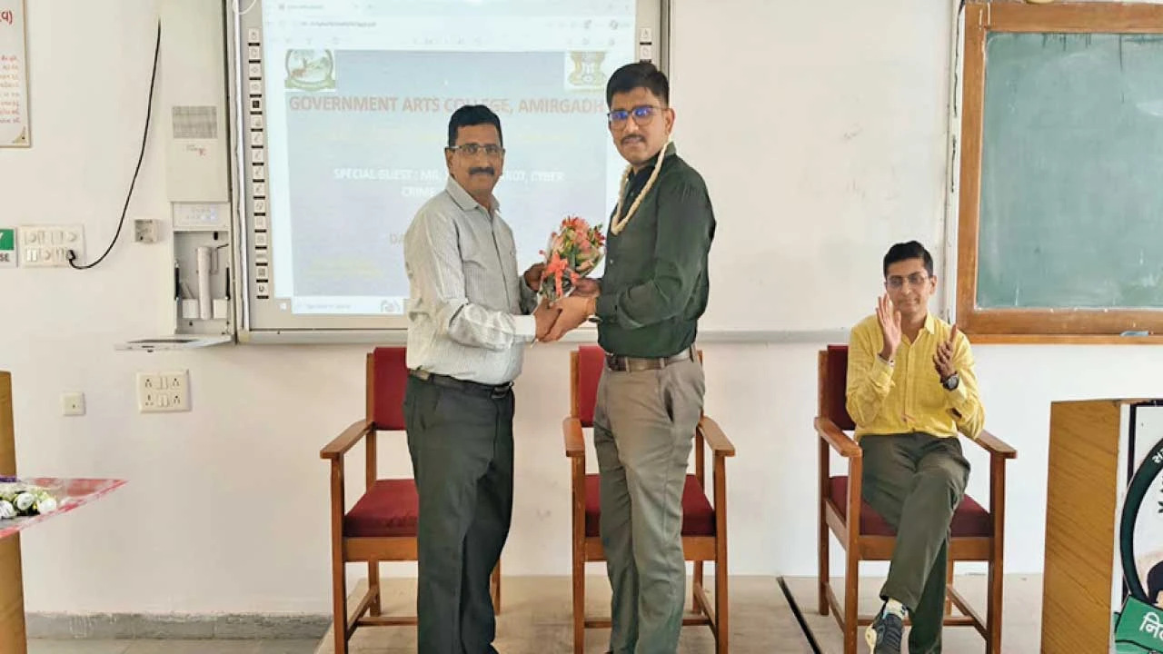Palanpur : અમીરગઢ સરકારી વિનયન કોલેજમાં સાયબર ક્રાઈમ લોકજાગૃતિ સેમિનાર યોજાયો
