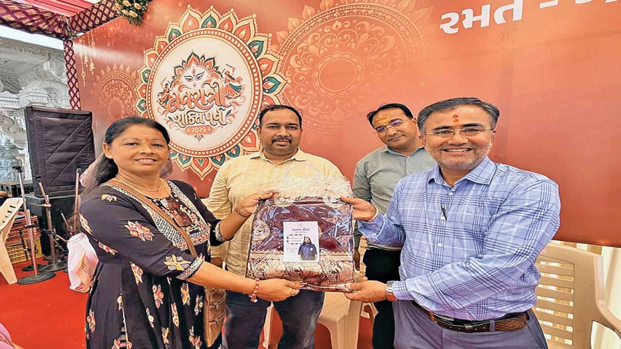 Ambaji : મંદિર ટ્રસ્ટ દ્વારા જરૂરિયાતમંદ મહિલાઓને સાડીઓનું વિનામૂલ્યે વિતરણ