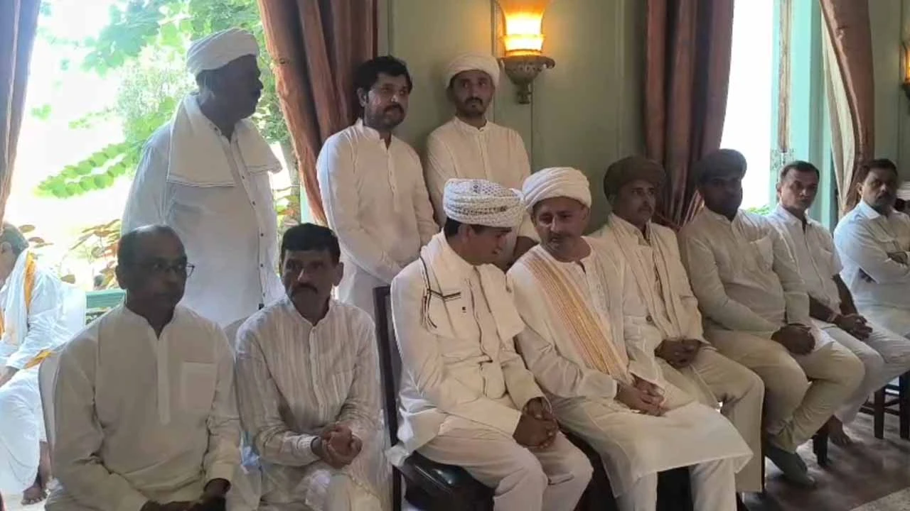 The Rajmata of Morbi, Vijayakunarba, attained the status of Devlok.