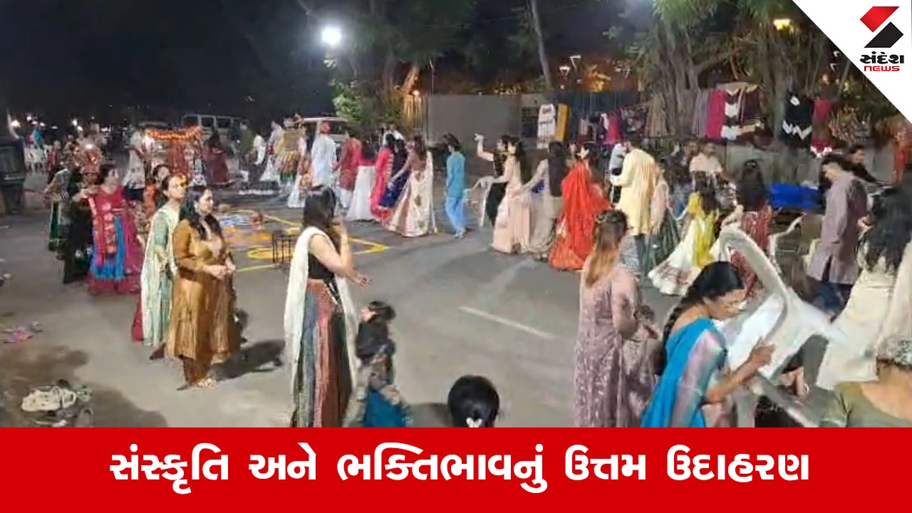 Suratના અડાજણમાં પ્રાચીન સંસ્કૃતિનો ધબકાર, છેલ્લા 20 વર્ષથી જીવંત રખાઈ શેરી ગરબાની પરંપરા