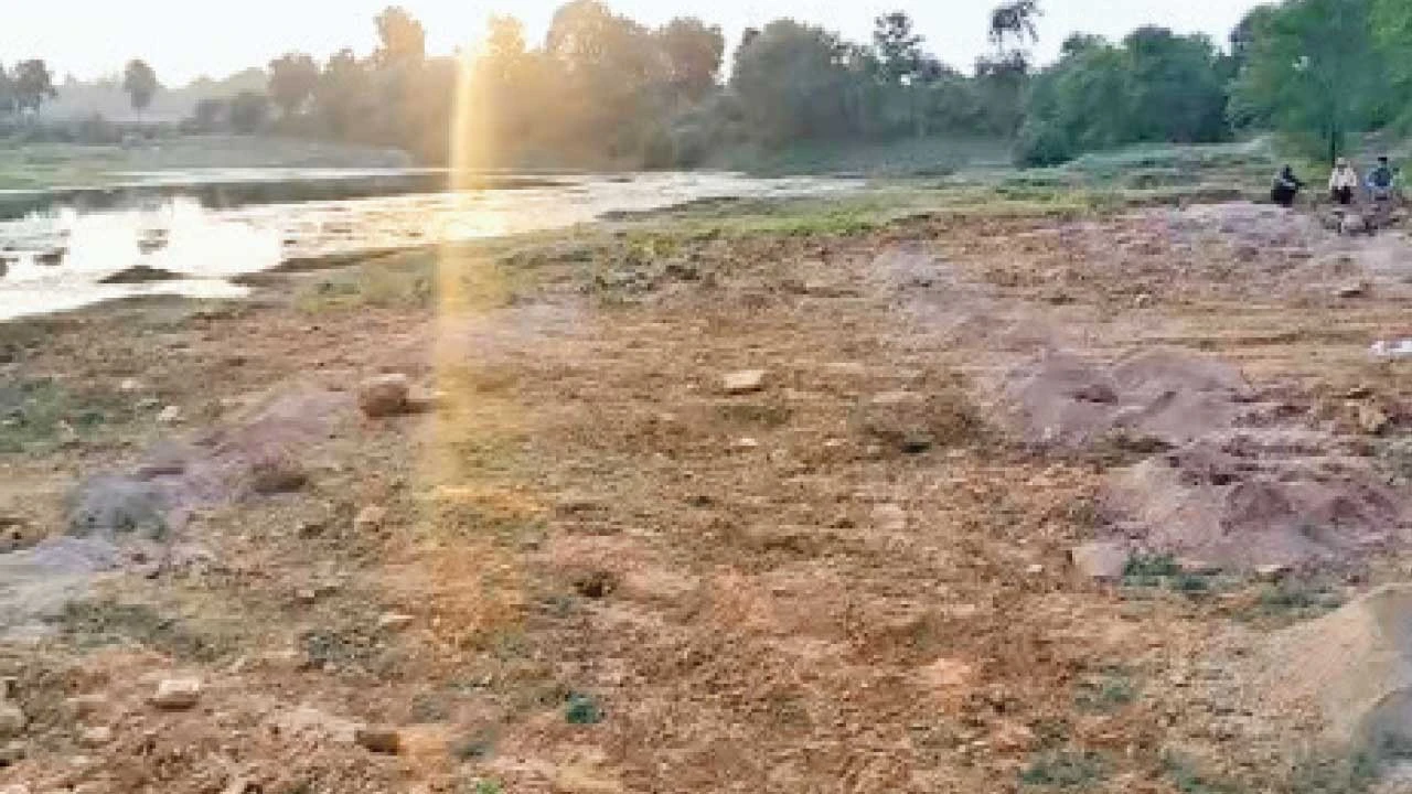 Meghraj : ભેમાપુર( સાથરીયા) ગામે તળાવનું પુરાણ કરાતા ગ્રામજનોનો વિરોધ