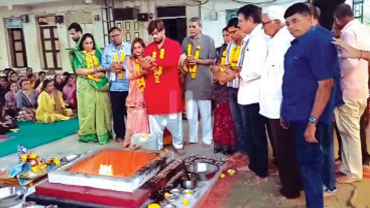 Surat : વાંકલના પૌરાણિક સિંધવાઇ માતાજીના મંદિરે આઠમે મહેરામણ : માઇભક્તો ગરબે ઘૂમ્યા
