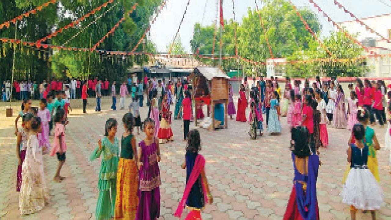 Vyara : નિઝર-કુકરમુંડાની વિવિધ શાળાઓમાં ગરબાની રમઝટ