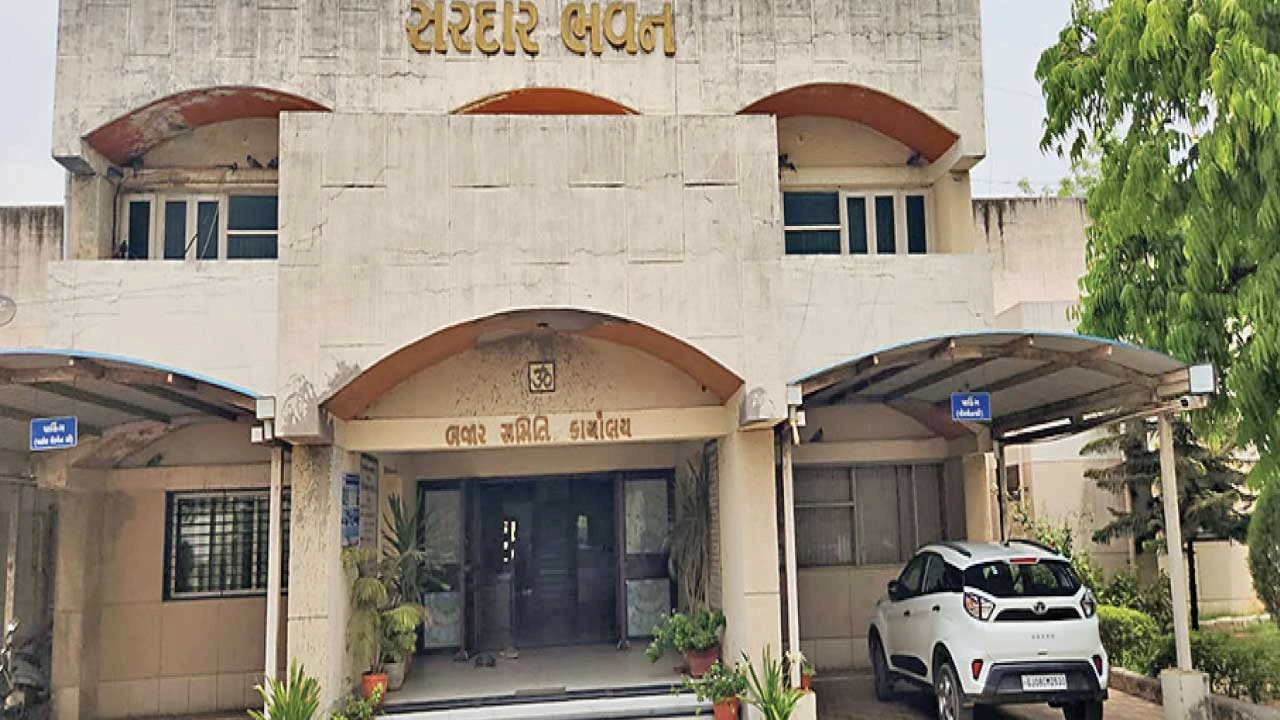 Disa : માર્કેટનું બોર્ડ રદ કરી દેવાતાં અનેક અટકળો શરૂ