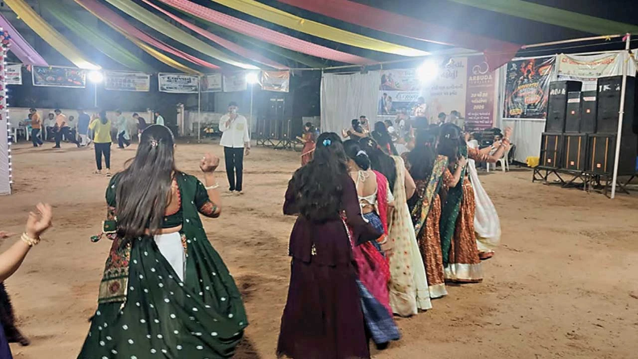 Palanpur : તિરૂપતિ ટાઉનશિપ-1 માં દેશી ઢોલ અને શરણાઈના તાલે ગરબાની જામી ભવ્ય રમઝટ