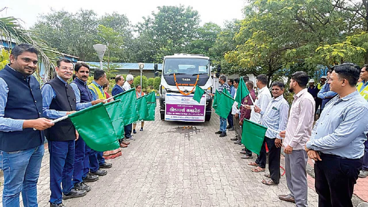 Bharuch: અદાણી ફાઉન્ડેશન દ્વારા લખીગામ પંચાયતને રોડ વેકયૂમ સ્વીપર મશીન અર્પણ કરાયું
