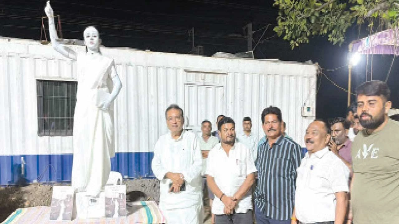 Navsari: ગણદેવીના અંચેલી ગામે વેશભૂષા સાથે ગરબાની રમઝટ જામી
