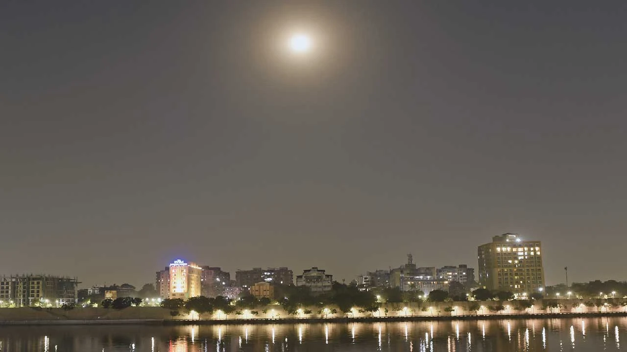 Ahmedabad: શરદ પૂનમની રાત્રે ચંદ્રનું દેદીપ્યમાન સ્વરૂપ