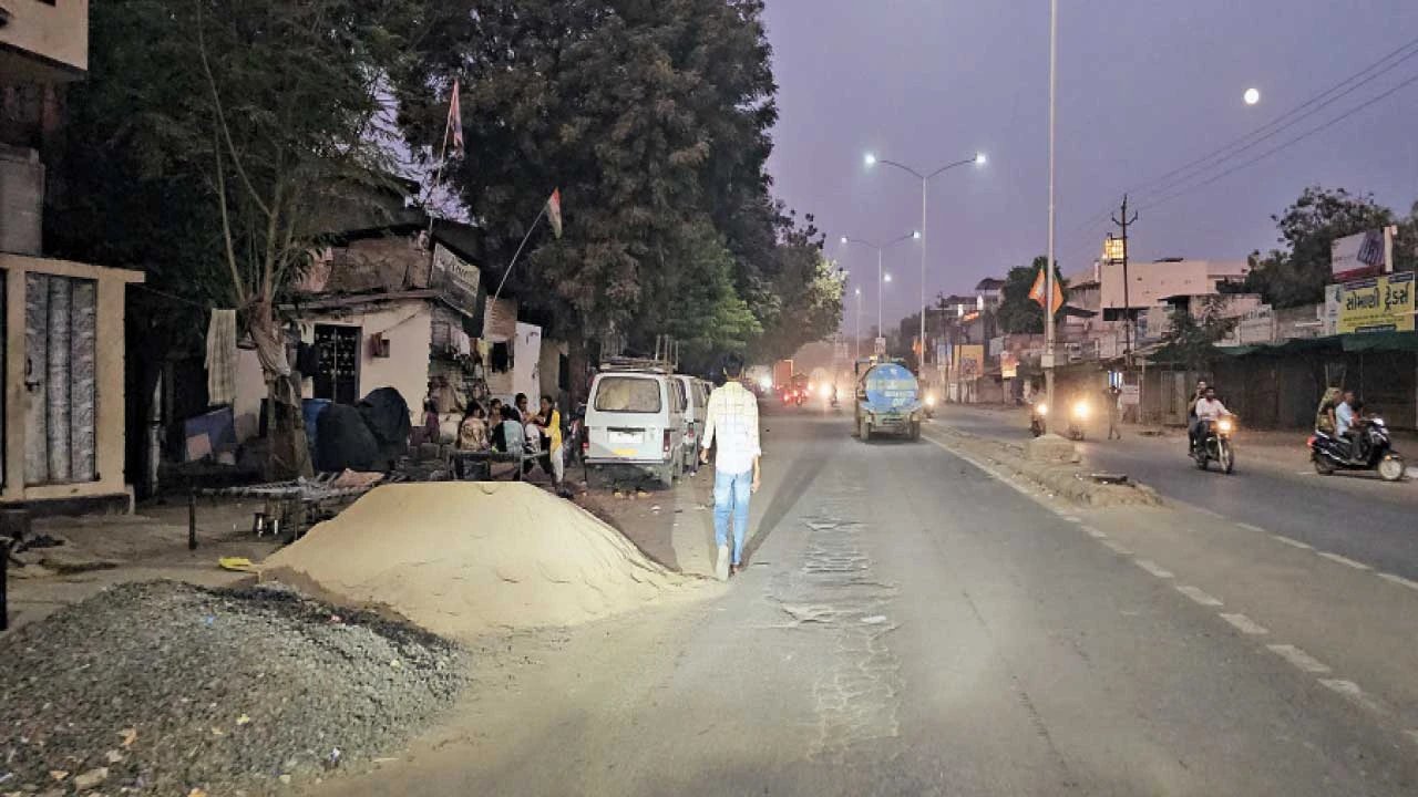 Kapadwanj : કપડવંજ-મોડાસા સ્ટેટ હાઈ-વે ઉપર રેતી અને કપચીના ઢગલા ખડકાયા